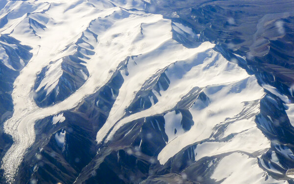 航拍雪山图片