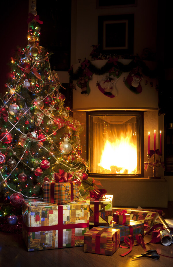 壁炉与圣诞树礼物图片