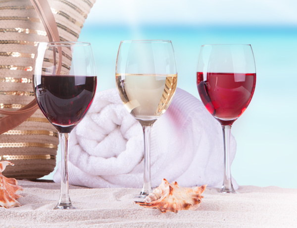 沙滩上的3杯红酒图片